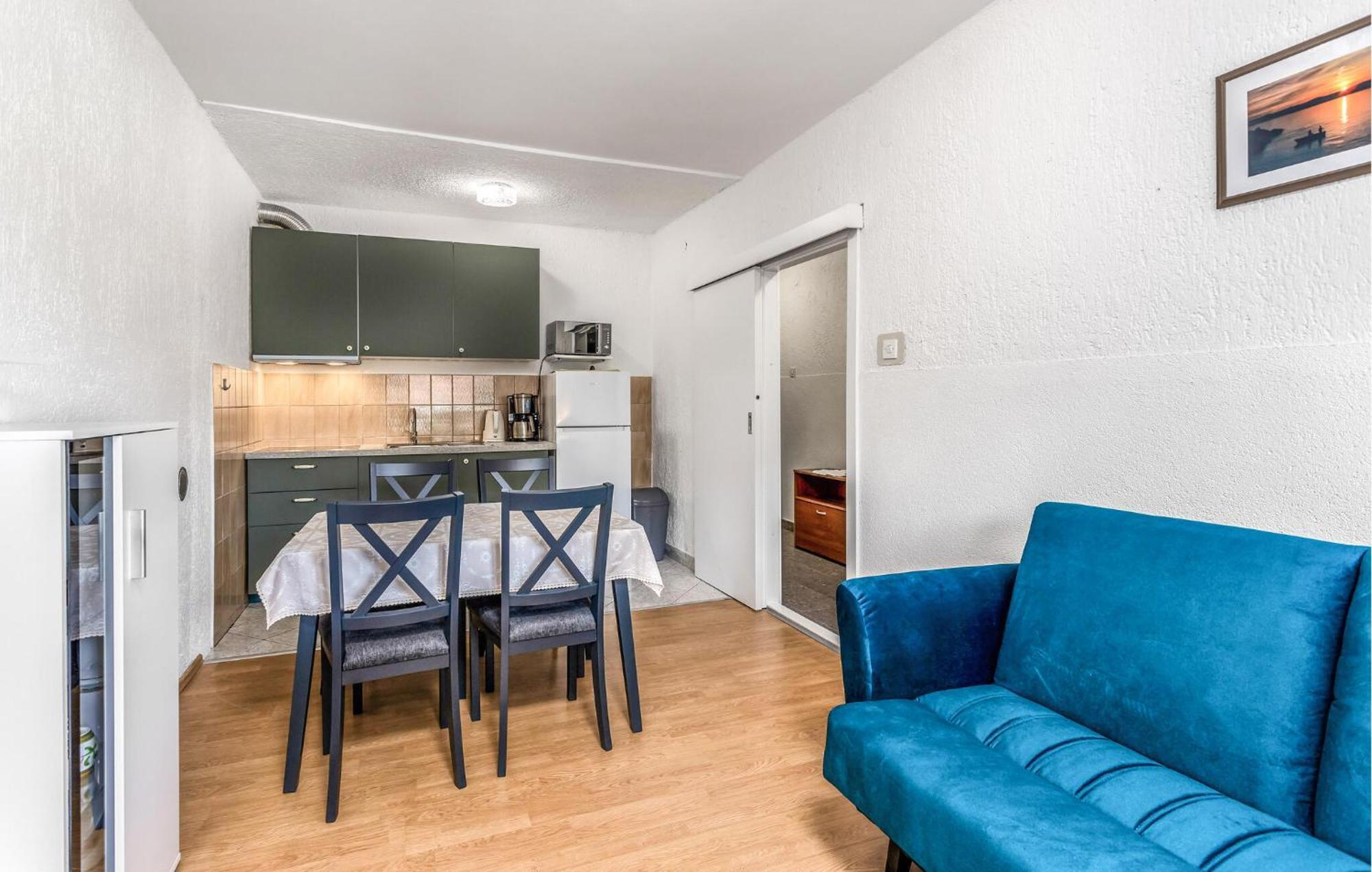 Apartma Amazing In With Kitchen