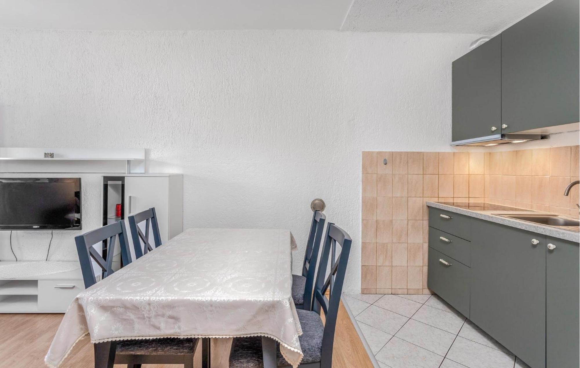Apartma Amazing In With Kitchen *